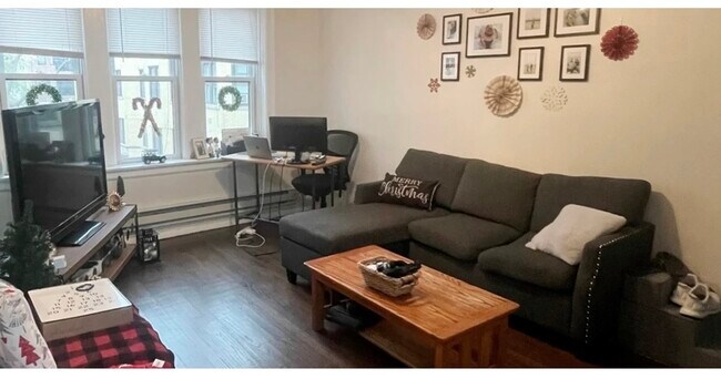 Building Photo - 3819 N Greenview Ave