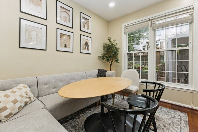 Building Photo - Nestled in the desirable Potomac Lakes com...