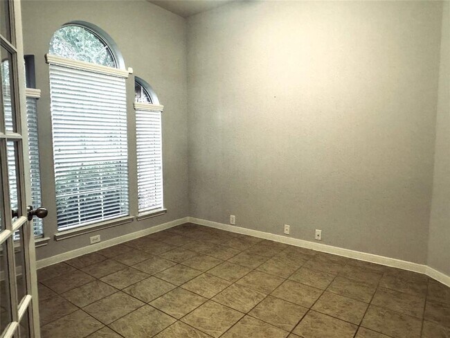 Building Photo - 2910 Sandleigh Dr