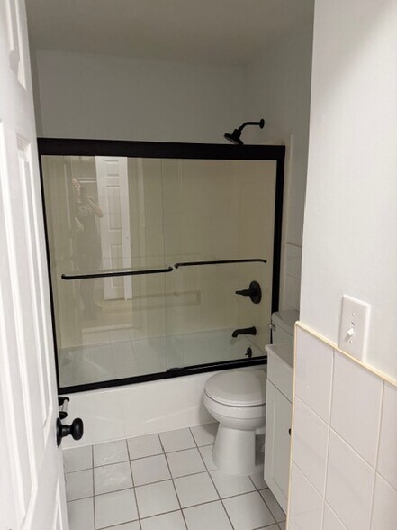 upstairs bathroom - 16A Sylva Ln