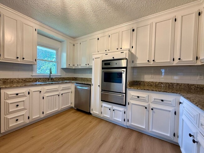 Building Photo - Remodeled 5BR/2BA Walkout Rambler Near Fish Lake Available Now! Lawn care Included!