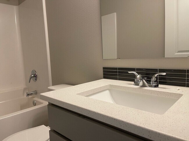 Building Photo - Beautiful 3 Bedroom Duplex with Garage!