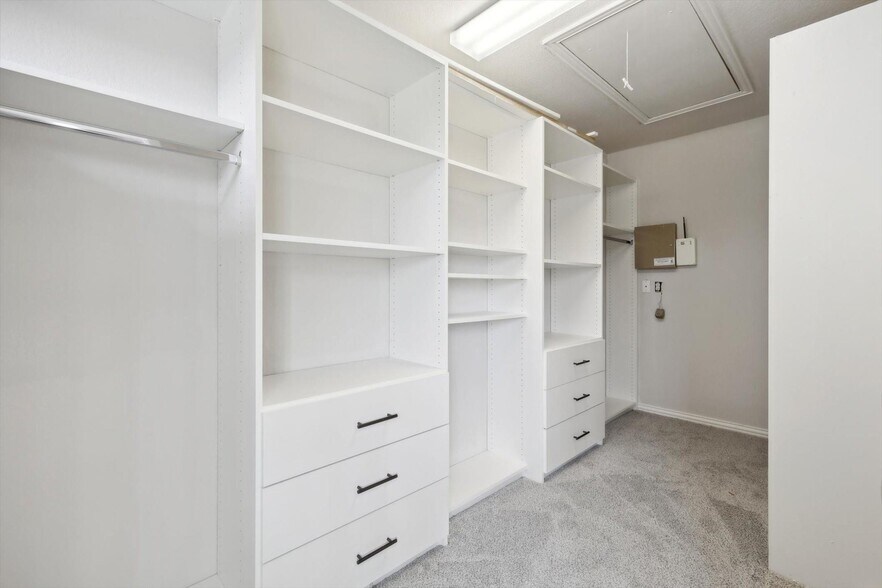 Building Photo - 6043 Fieldstone Dr