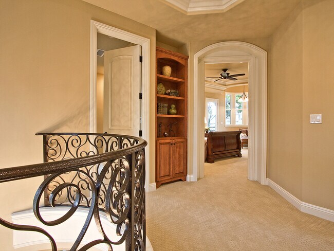 Building Photo - Spacious 3,224 Square Foot Townhouse!
