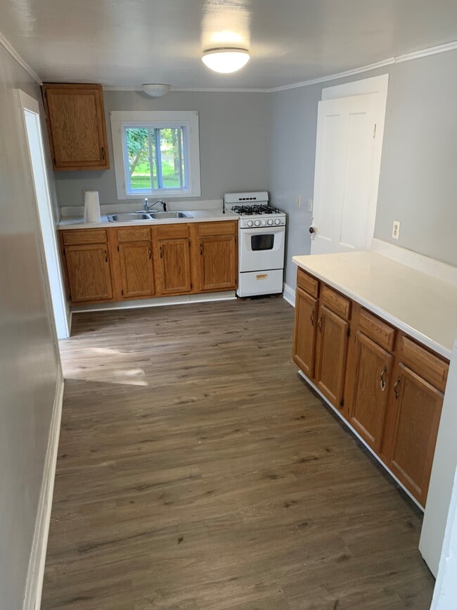 Building Photo - 13 S Main St