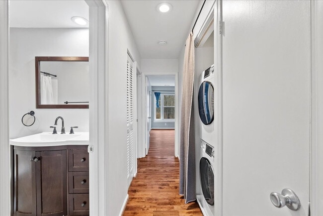 Building Photo - Classic Reston condo Offers Bright, Peaceful Court Living