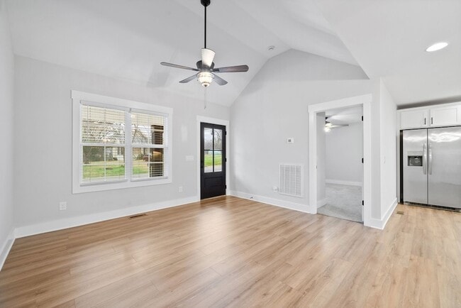 Building Photo - 205 Maple St