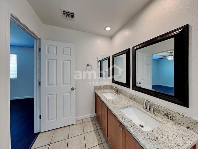 Building Photo - 10553 E Singing Canyon Dr
