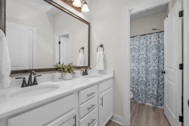 Building Photo - 5718 Oak Hvn Ln