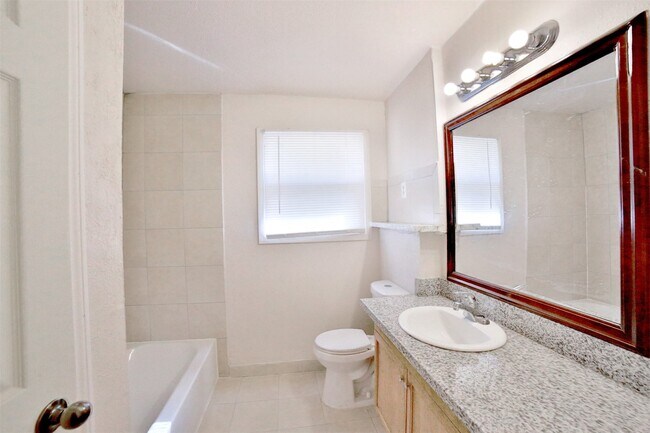 Building Photo - 222 Spell St