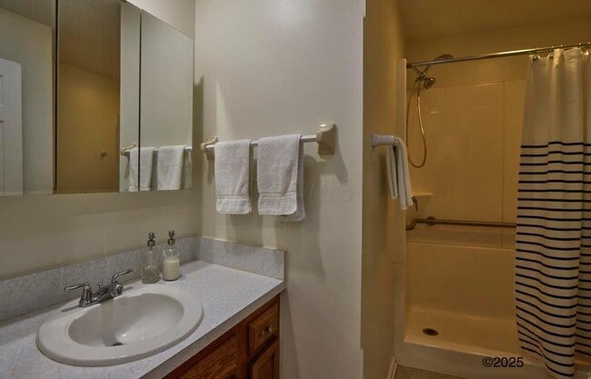 Building Photo - 532 W Broadway