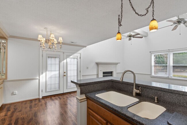 Building Photo - Yorktown Townhouse