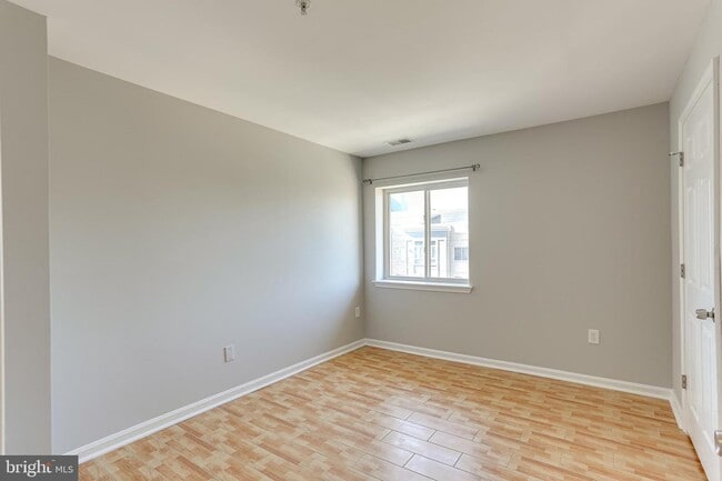 Building Photo - 31 Lambourne Rd