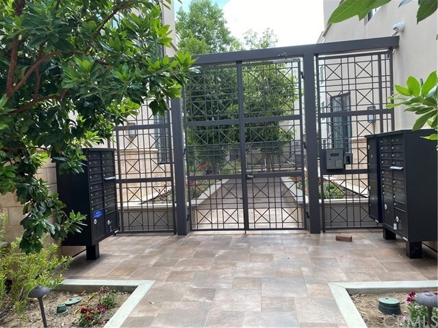 Primary Photo - 288 S Oakland Ave