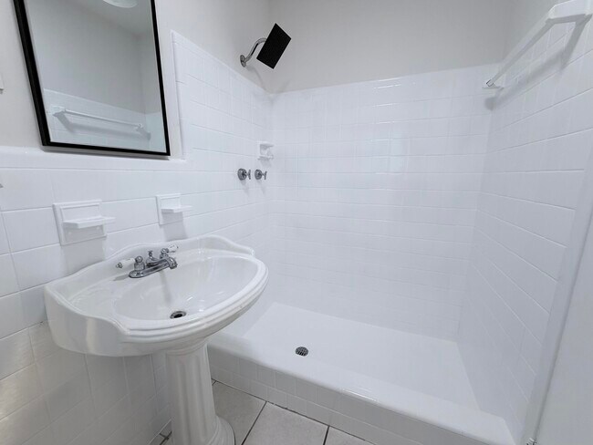 Building Photo - 231 NE 16th Ave