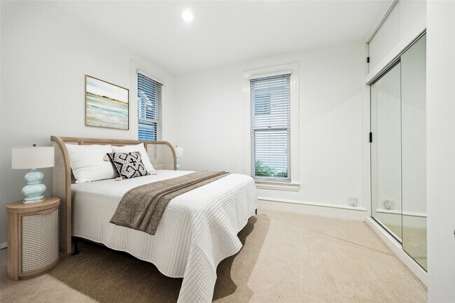 Building Photo - 208 E 12th St