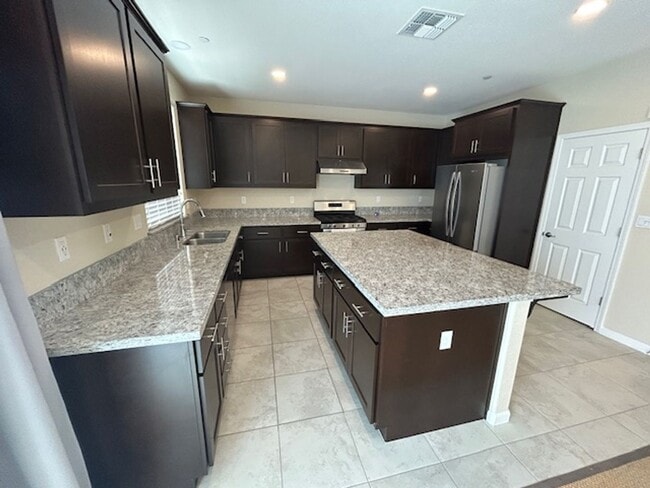 Building Photo - 4 bedroom 3 bathroom in Hanford!