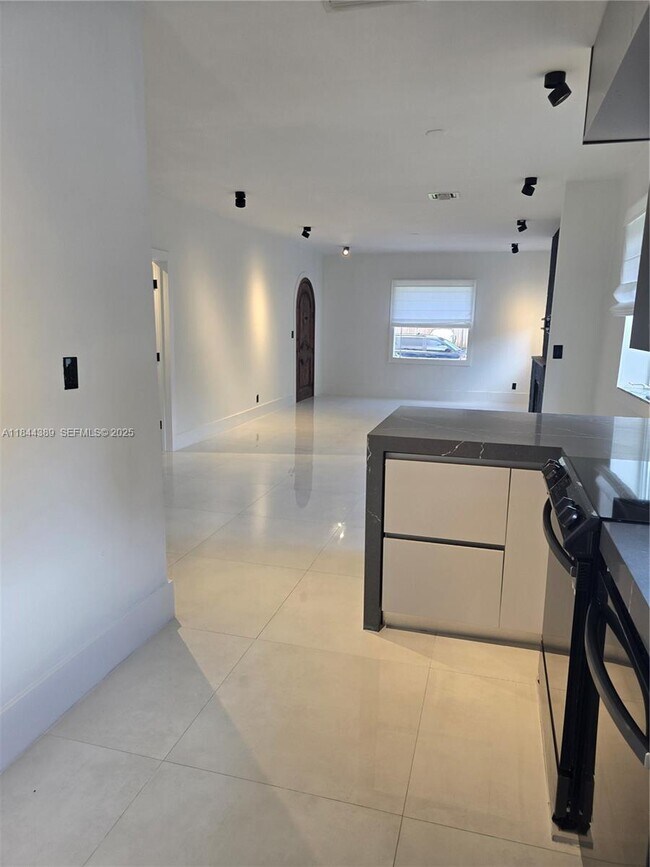 Building Photo - 1033 Tyler St