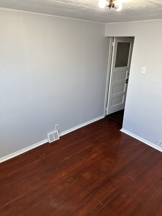 BACK BEDROOM - 3172 Chatham St