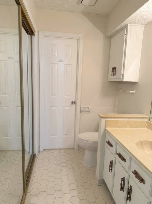 Building Photo - 3039 Greenlodge Ln