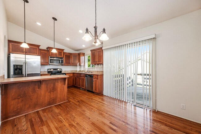 Building Photo - Beautiful Townhome in Shadow View