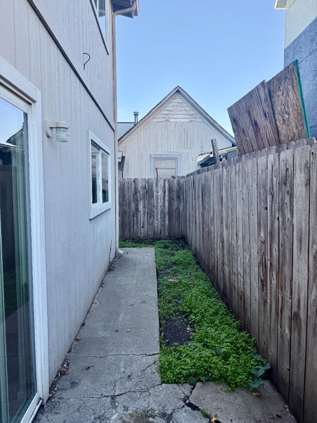 Building Photo - 505 NW D St