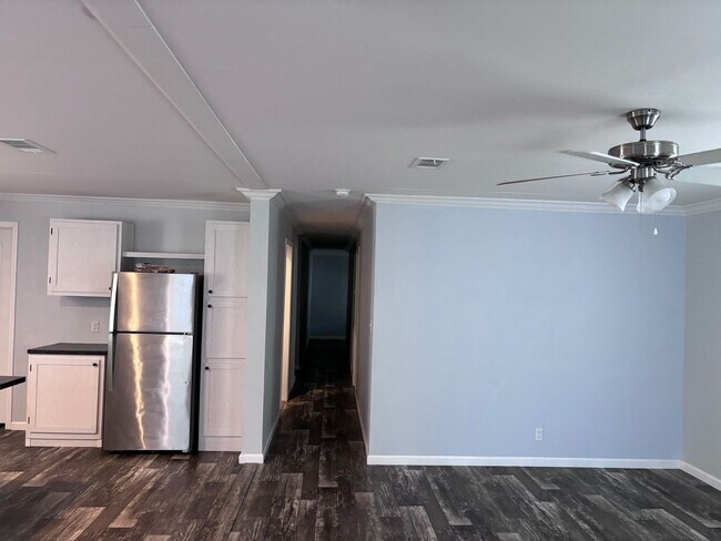 Building Photo - BEAUTIFUL +55 HOA COMMUNITY