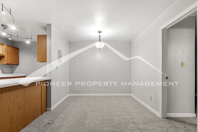 Building Photo - Great Condo with Central AC and Community Pool!