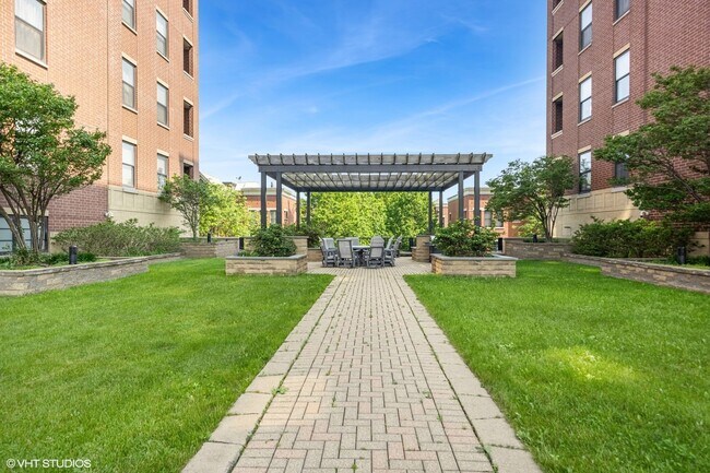 Building Photo - 811 W 15th Pl