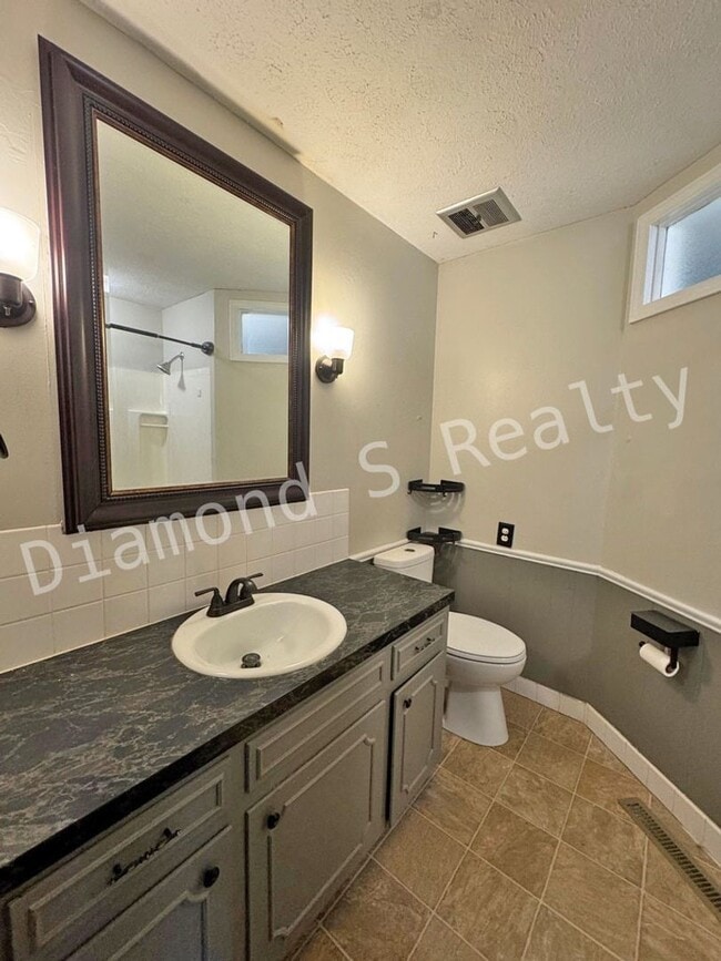Building Photo - Charming 3 bedroom home located in the hea...