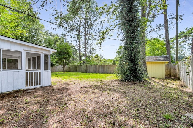 Building Photo - Windsor Forest Cutie