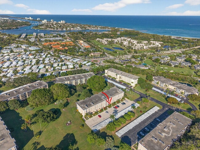 Building Photo - 300 N Hwy A1A