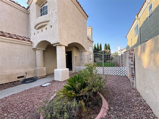 Building Photo - 9204 Vosburgh Dr