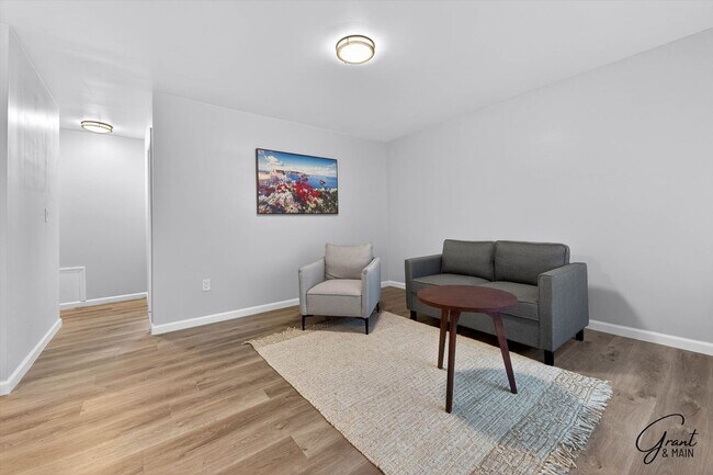 Building Photo - $995 - $1200 - Spacious 1 bedroom Apartments