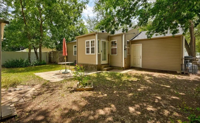 Building Photo - 521 W Acres St