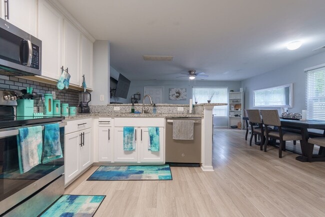 Building Photo - MOVE IN READY 3 Bedroom in the Heart of No...