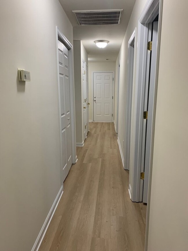 Building Photo - All new laminate flooring~3 bedroom 2 bath...