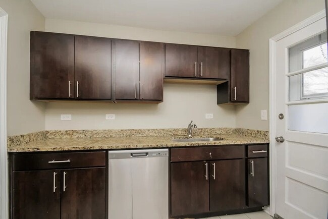 Building Photo - 5340 Lee St