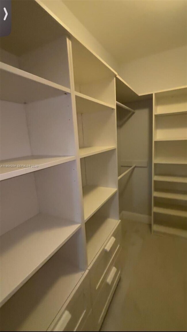 Building Photo - 833 Riverside Dr