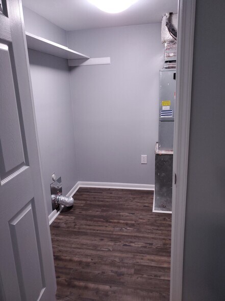 Comes with wash and dryer - 3309 Bridges St