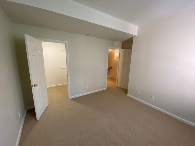 Building Photo - Beautiful, Spacious Condo in Excellent Location!