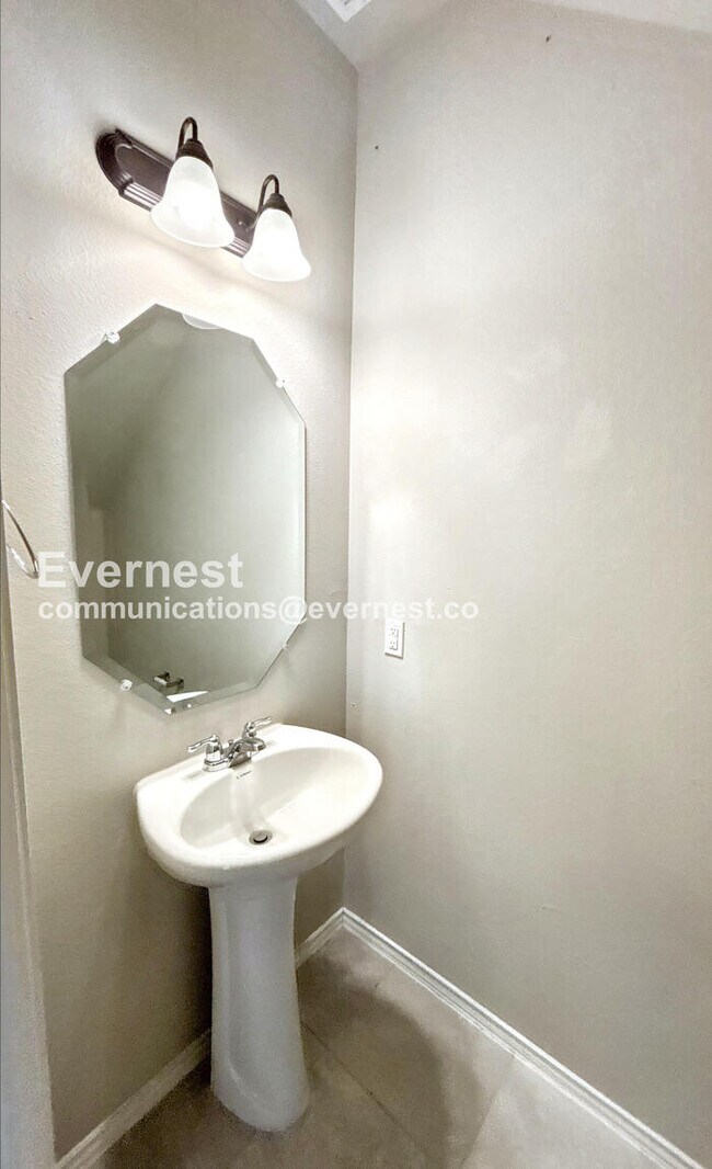 Building Photo - 3-Bed, 2-Bath Townhome with Fenced Yard & Garage / Pet-Friendly / Available Now!