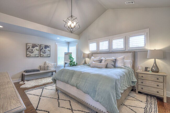 Building Photo - Luxurious 4BR Home Close to 12 South