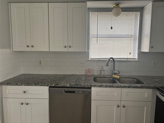 Building Photo - 402 Oak Harbor Dr