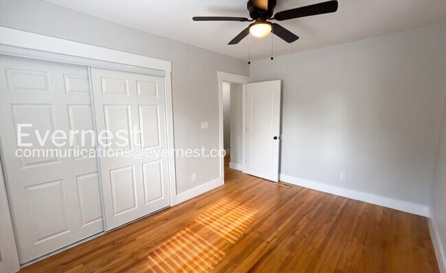 Building Photo - 306 Red Oak Dr