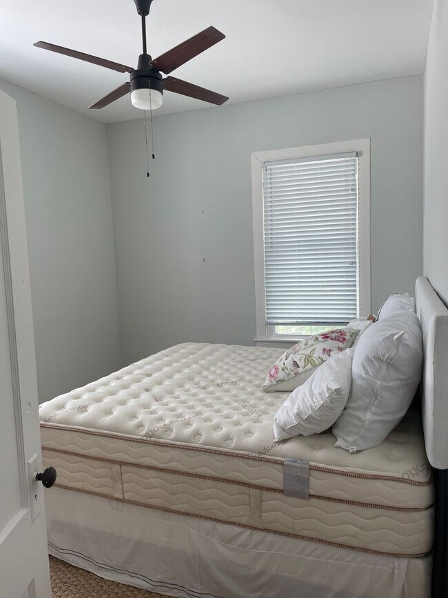 Building Photo - Main128-130