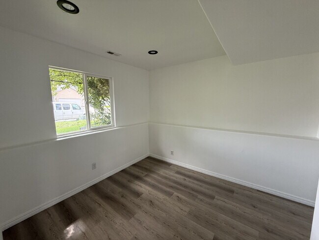 Building Photo - "Charming, newly renovated, 4-Bed, 3-Bath ...
