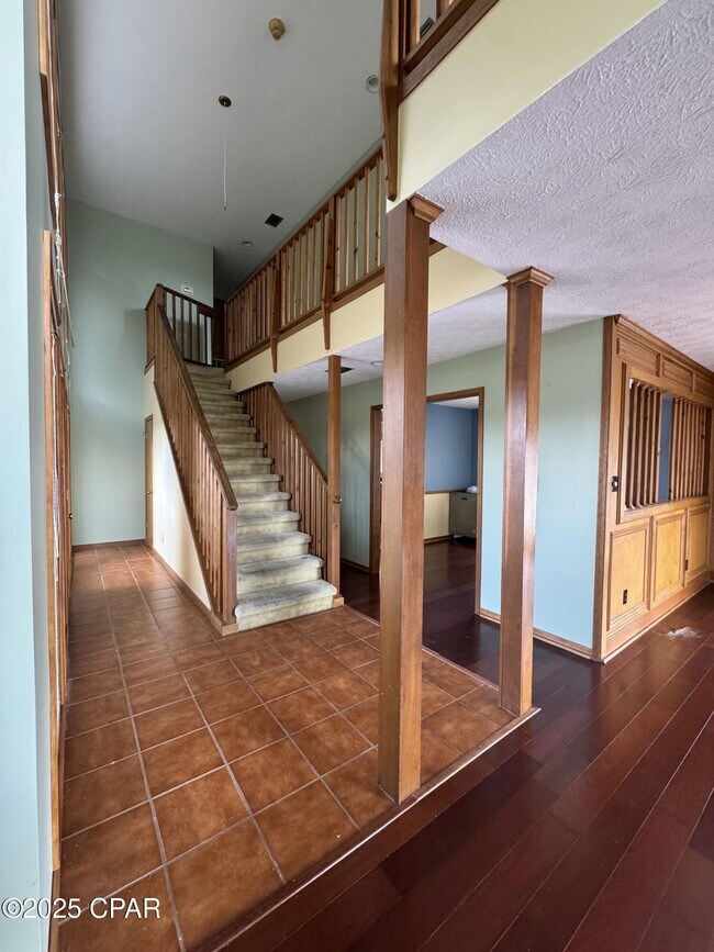 Building Photo - 833 W Pierson Dr