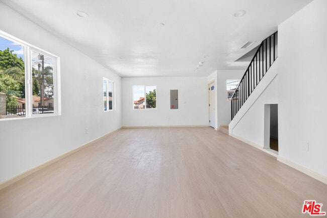 Building Photo - 1118 W 110th St