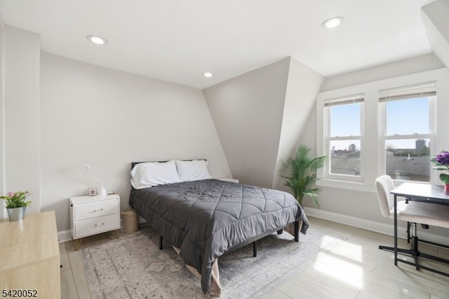 Building Photo - 87 Madison Ave